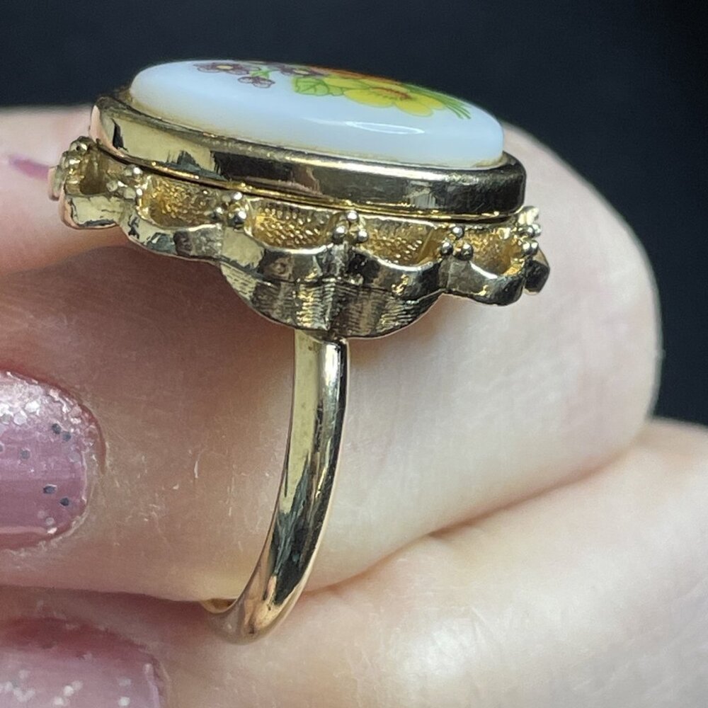Vintage 1970s Signed Avon Floral Porcelain Locket Ring Gold-tone Sz 6.5 - 7.25 - Picture 10 of 10